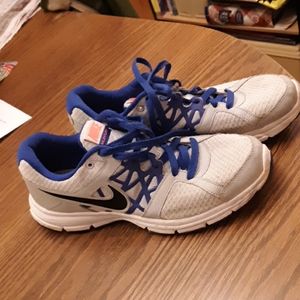 Women's size 9 athletic shoes